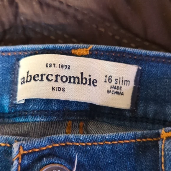 Slightly distressed skinnies - Picture 5 of 7